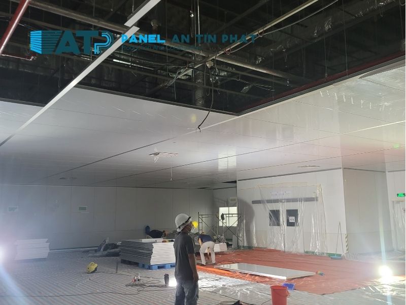 trần panel cũ bị võng hở mép