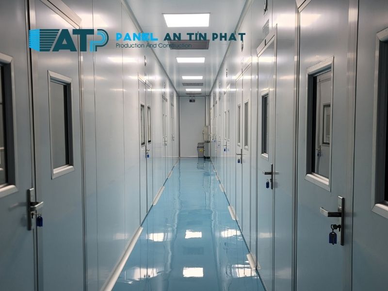Panel phòng sạch được sử dụng trong nhà máy sản xuất yêu cầu kiểm soát bụi và vi khuẩn