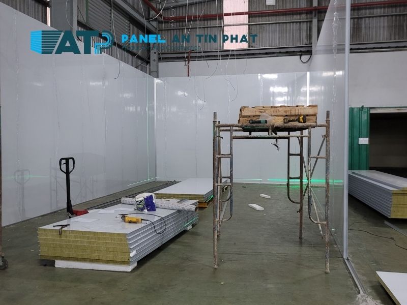 Vách ngăn nhà xưởng sử dụng panel chống cháy EI90
