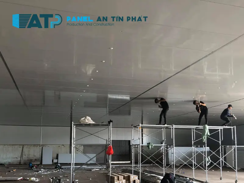 chi phí thi công trần panel