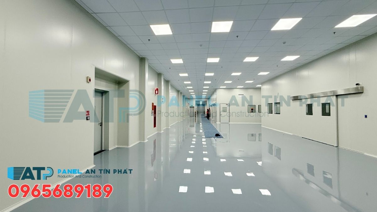 Hệ vách panel phòng sạch được thi công kín khít, bề mặt phẳng, dễ vệ sinh trong nhà máy GMP. Vách panel phòng sạch GMP