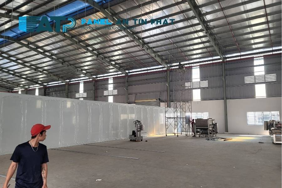 Vách ngăn nhà xưởng bằng panel PU 50mm