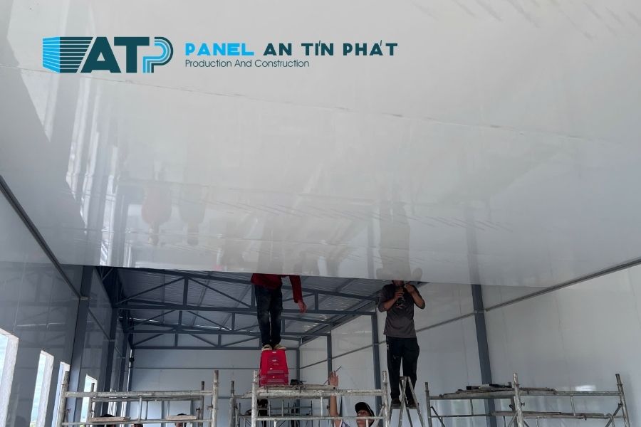 Thay Tấm Trần Panel Cũ Bị Võng Hở Mép Và Cách Xử Lý An Toàn