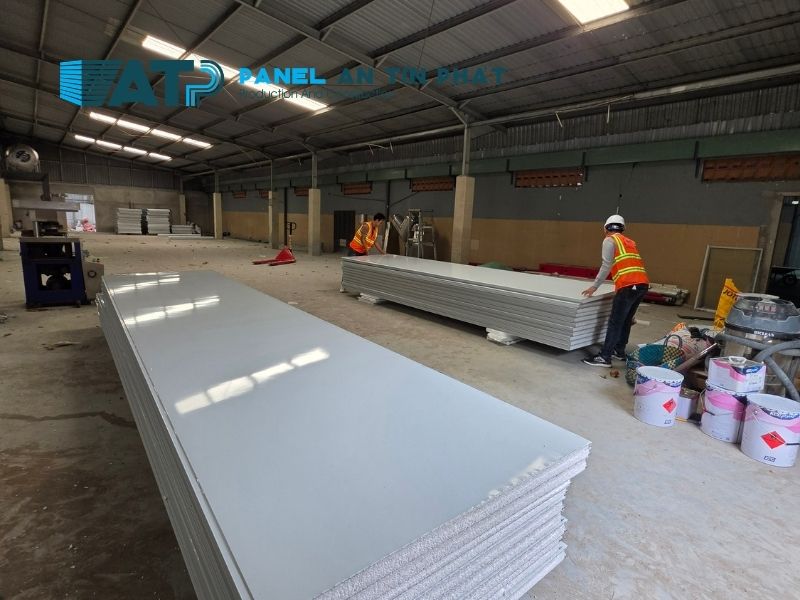 Bốc xếp panel vào công trình