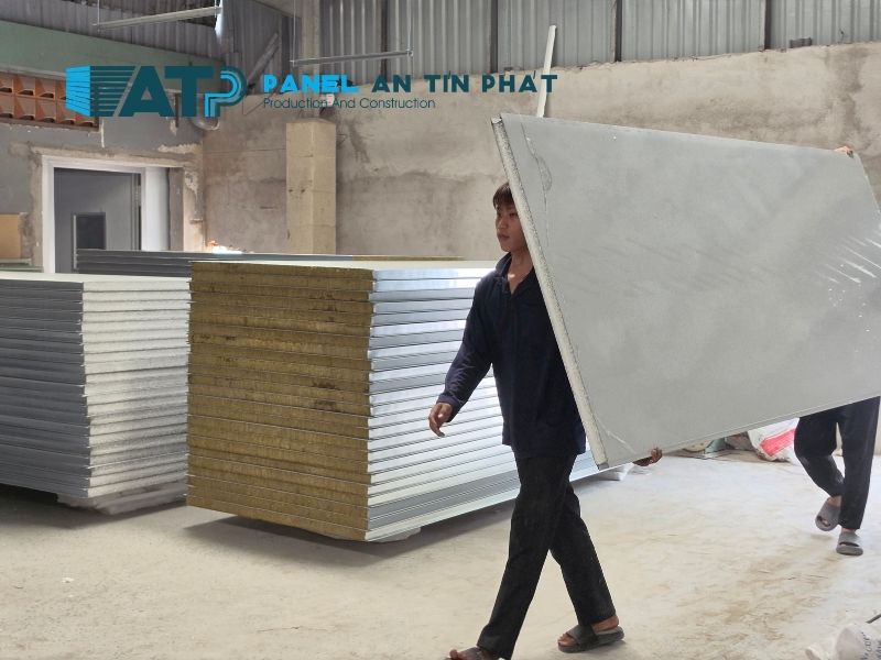 Đội bốc xếp mang tấm panel vào công trình