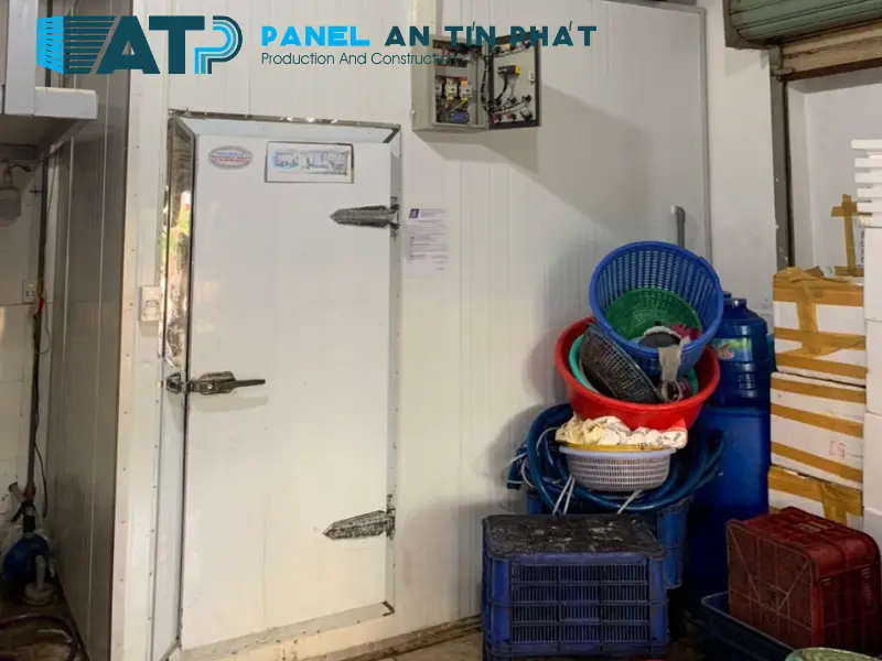thi công lắp đặt cửa phòng lạnh