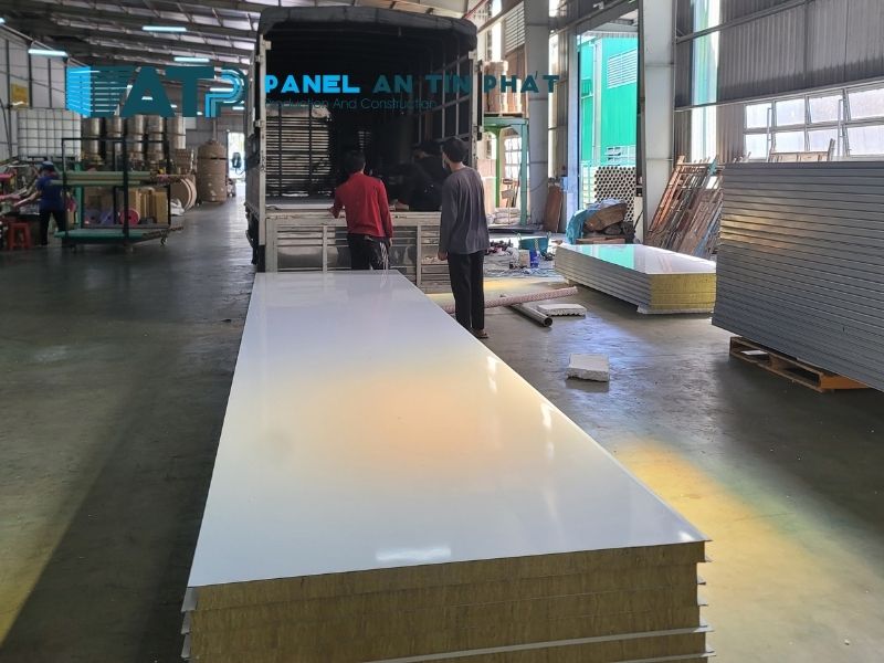 nhà xưởng đang hoạt động thi công panel