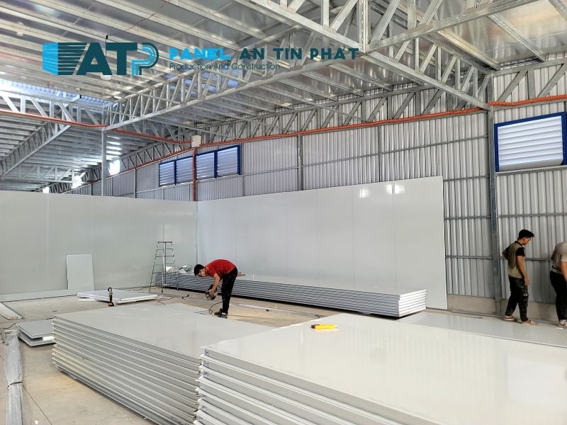 Dựng vách panel phòng lab
