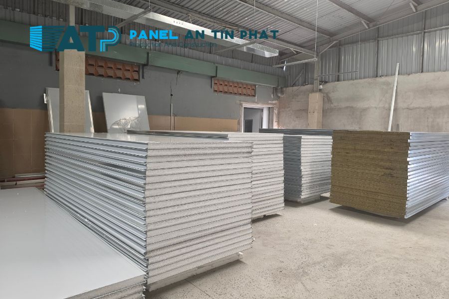 Bảo Quản Tấm Panel Tại Công Trình Sai Cách Dễ Làm Móp Trầy Và Cong Mép