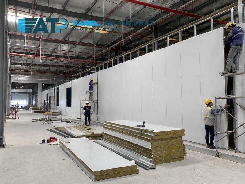 Hệ vách panel được lắp trên khung thép trong nhà xưởng