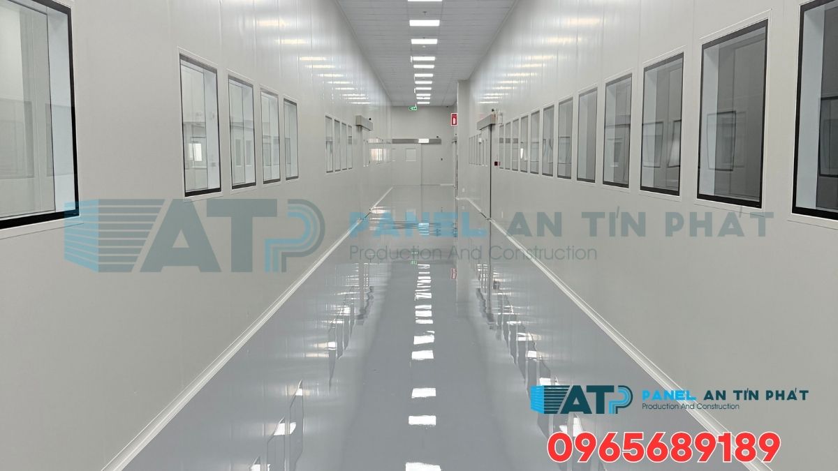 Kính quan sát lắp trên vách panel phòng sạch giúp theo dõi hoạt động bên trong mà không cần mở cửa. Kính quan sát phòng sạch GMP
