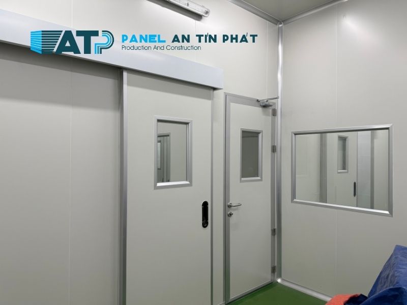 Kính quan sát giúp giám sát khu thao tác mẫu