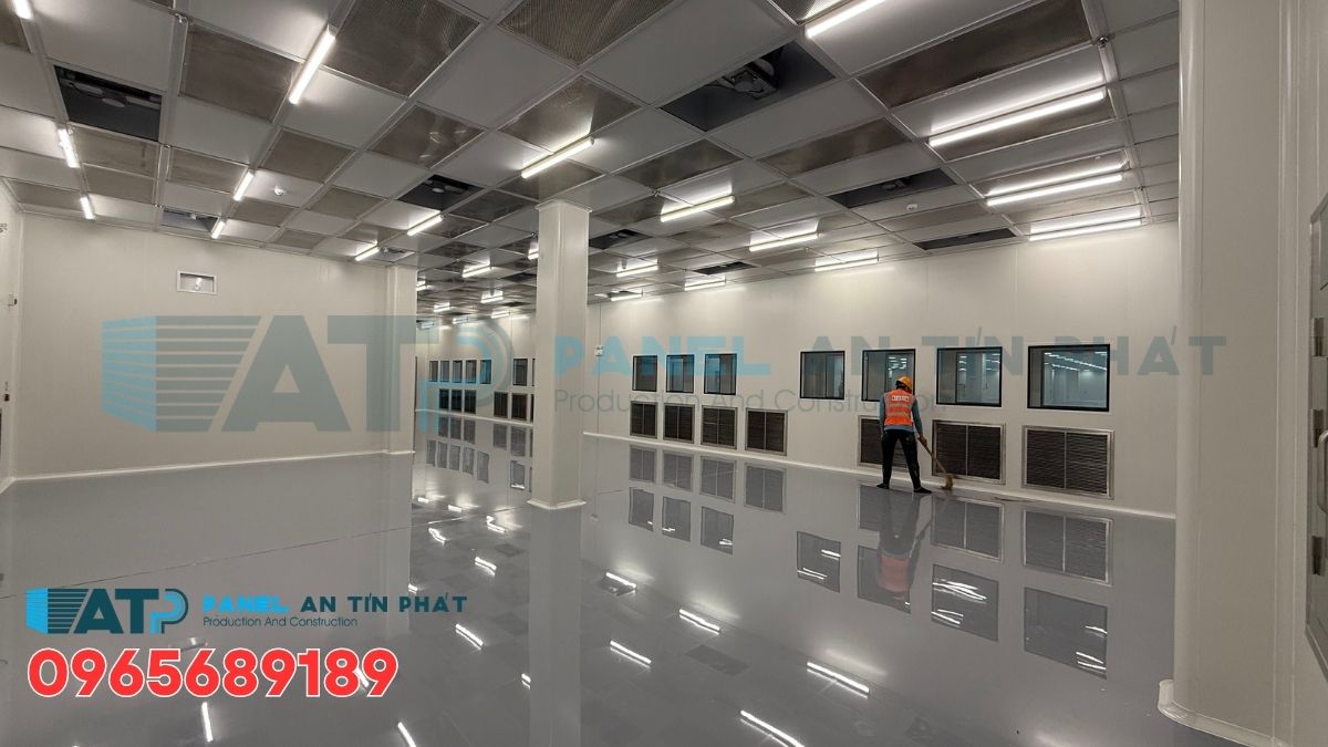 Hệ trần panel phòng sạch kết hợp đèn, miệng gió và bộ lọc FFU/HEPA tùy yêu cầu thiết kế. Hệ trần panel phòng sạch GMP