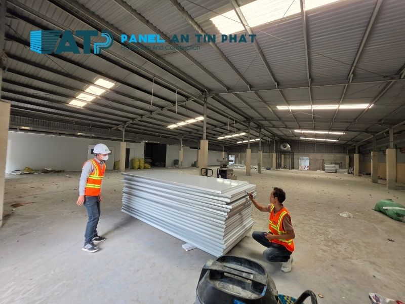 Kỹ thuật viên kiểm tra lô panel khi giao đến công trình, đối chiếu phiếu giao hàng, số lượng tấm và quy cách panel