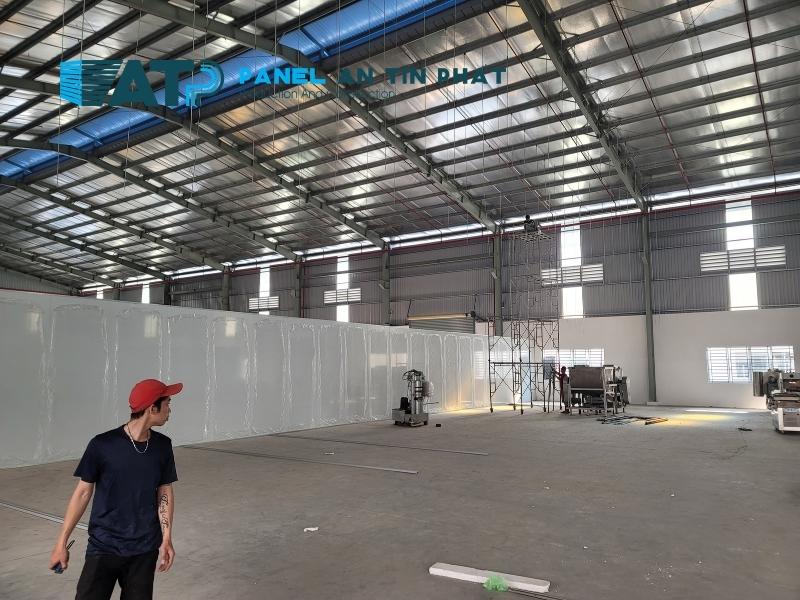Mái và vách nhà xưởng sử dụng panel chống nóng để giảm nhiệt, tạo không gian làm việc mát hơn và thi công nhanh