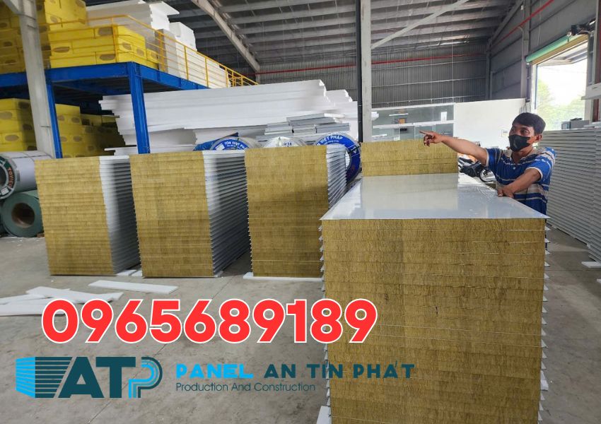 Kỹ sư kiểm tra vật tư panel Rockwool tại xưởng