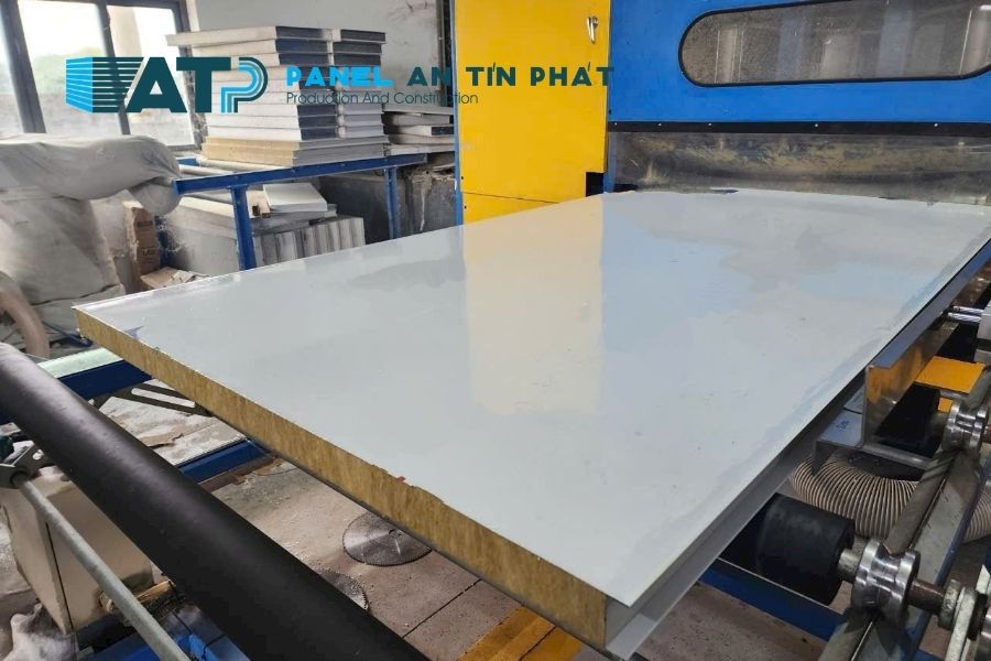Panel Rockwool Nặng Bao Nhiêu? Cần Lưu Ý Gì Khi Vận Chuyển, Lắp Đặt