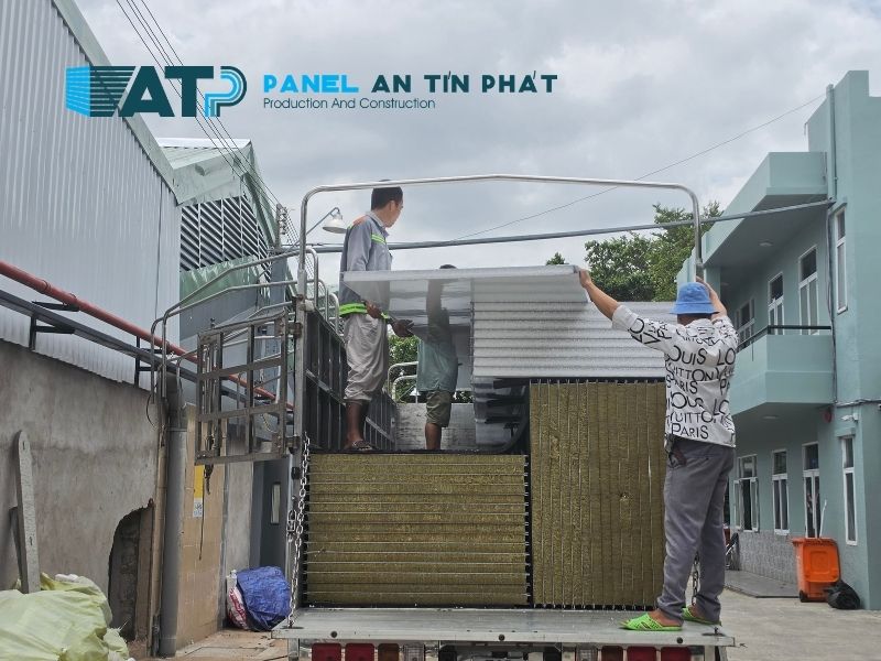 Đội bốc xếp nâng hạ tấm panel đồng đều để đưa cho đội bên dưới