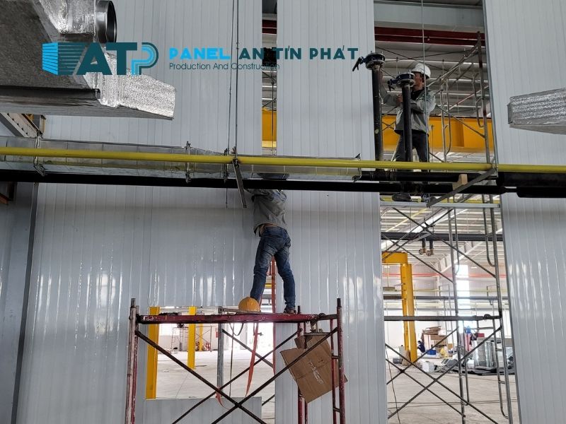 Thi công vách panel ngoài trời cho nhà xưởng