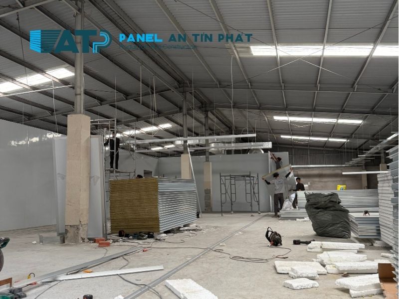 kiểm tra khung trước khi lắp lại panel cũ