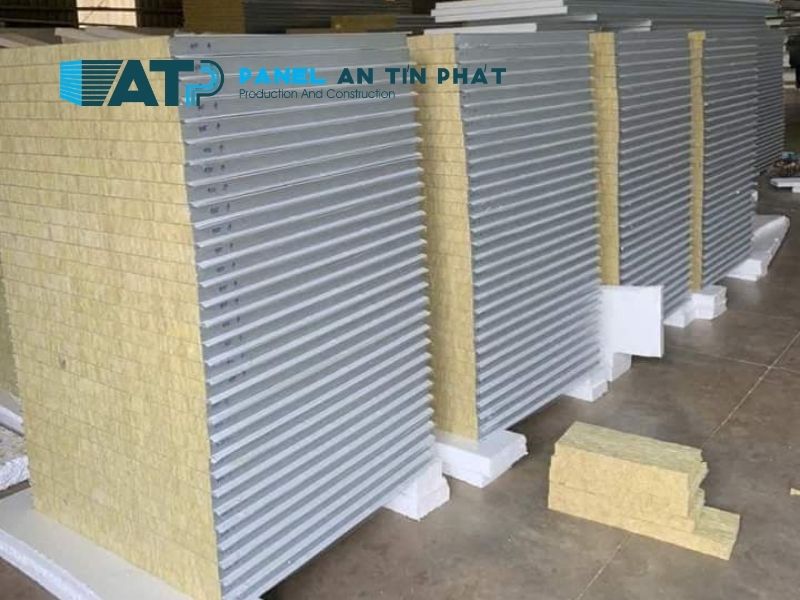 Vách panel chống cháy EI30 trong khu phụ trợ nhà xưởng hoặc phòng kỹ thuật cơ bản