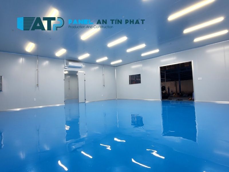 Panel An Tín Phát kiểm tra vật tư phòng lab trước khi thi công gồm panel, cửa, kính, nẹp, vít, keo, roan và bo góc