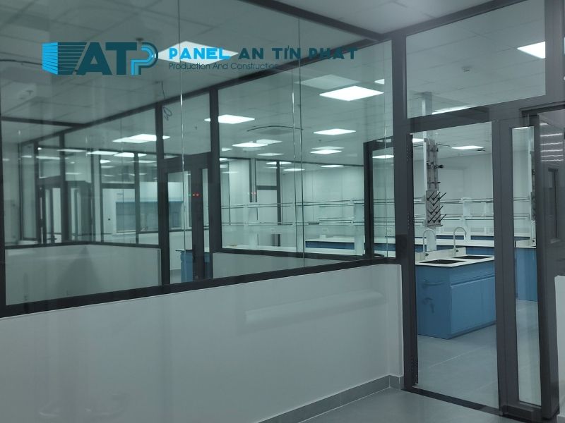 Không gian phòng lab sử dụng vách panel trắng, trần panel, cửa panel và kính quan sát, bề mặt sạch, phẳng và dễ vệ sinh