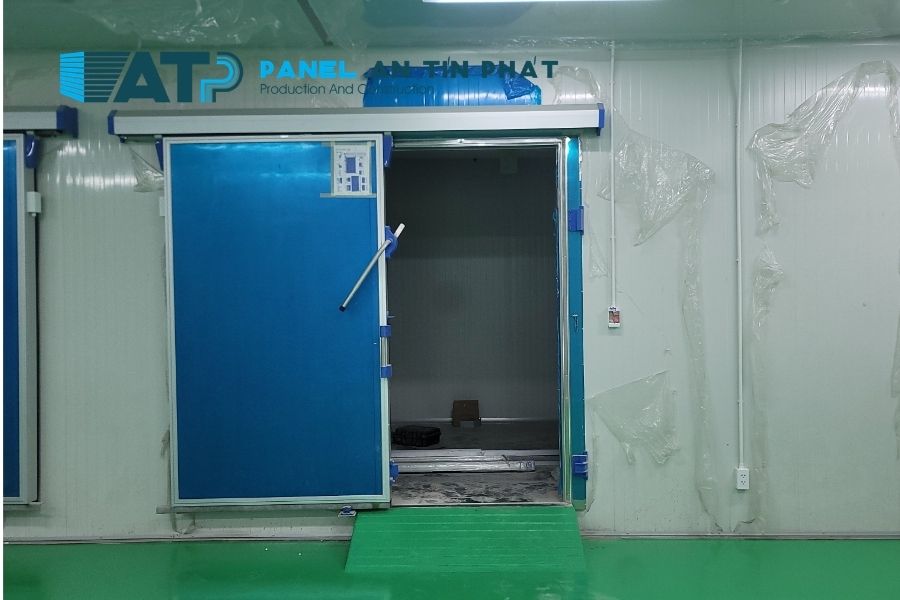 cửa kho mát bằng panel