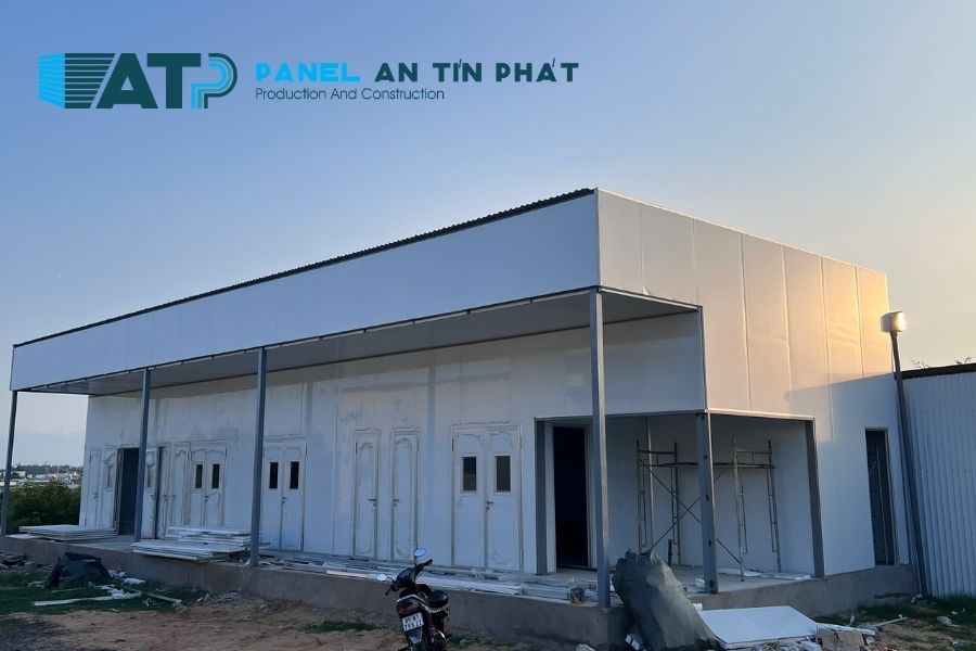 Ứng dụng thi công vách trần panel cách nhiệt hoàn thiện cho phòng sạch