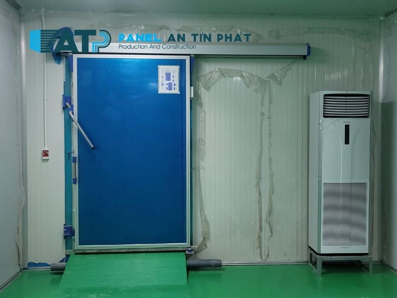 Cửa kho lạnh được làm bằng panel