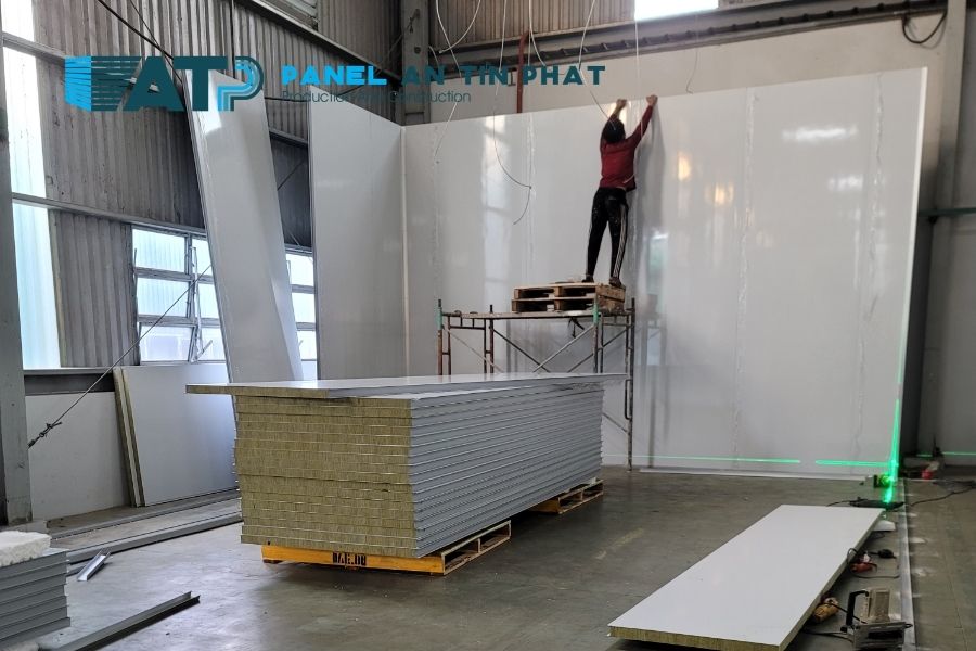 Sửa Chữa Vách Panel Cũ: 6 Dấu Hiệu Cho Thấy Nên Sửa Hay Thay Tấm
