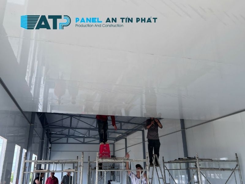 Trần panel nhà xưởng giúp chống nóng và hoàn thiện không gian sản xuất.
