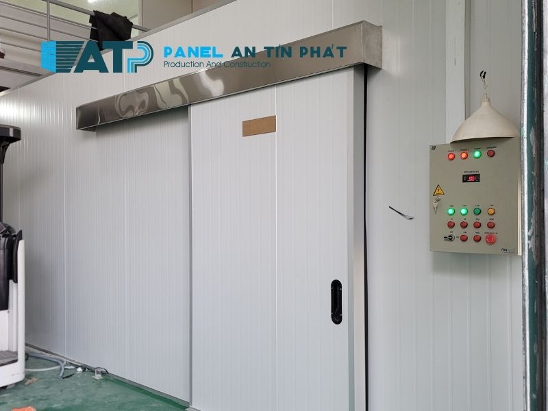 Kho hàng dùng panel chống cháy EI60