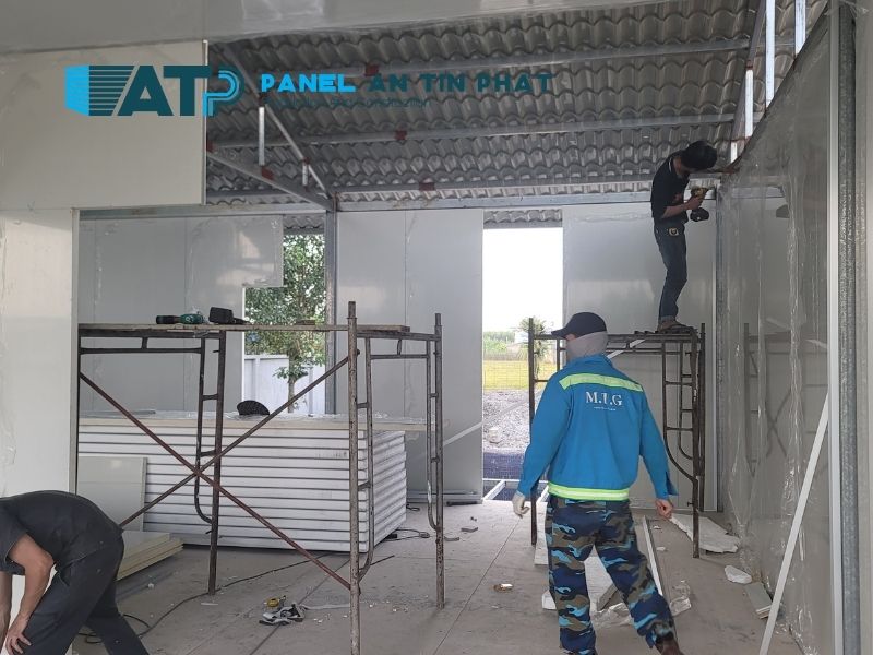 Đội thi công Panel An Tín Phát kiểm tra mối nối