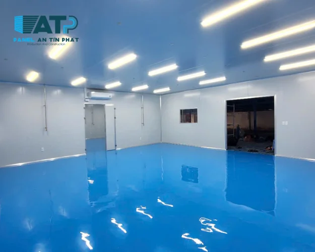 Ưu điểm lắp dựng nhanh, thẩm mỹ cao, đáp ưng tiêu chuẩn phòng sạch GMP.