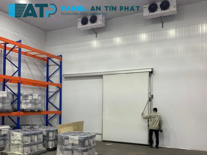 Lắp đặt cửa trong thi công kho lạnh