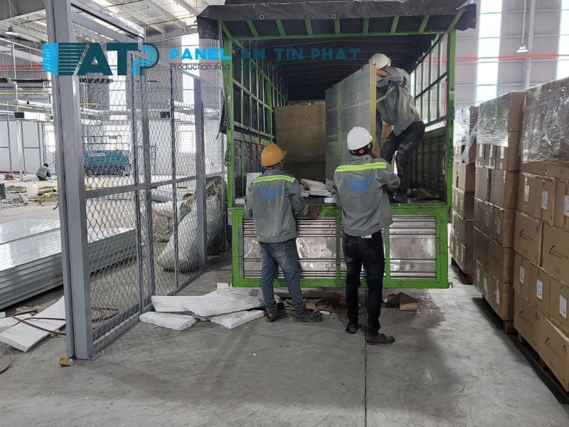 Vận chuyển panel vào công trình