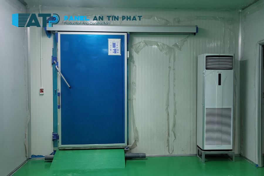 Cửa Kho Lạnh Siêu Bền: Bản Lề Chắc Chắn, Đóng Mở Nhẹ Nhàng