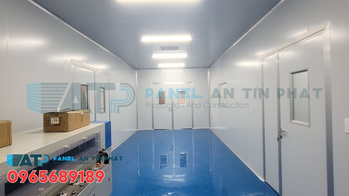 Trần panel phòng sạch kết hợp hệ thống đèn, miệng gió và phụ kiện xử lý mối nối. Trần panel phòng sạch GMP