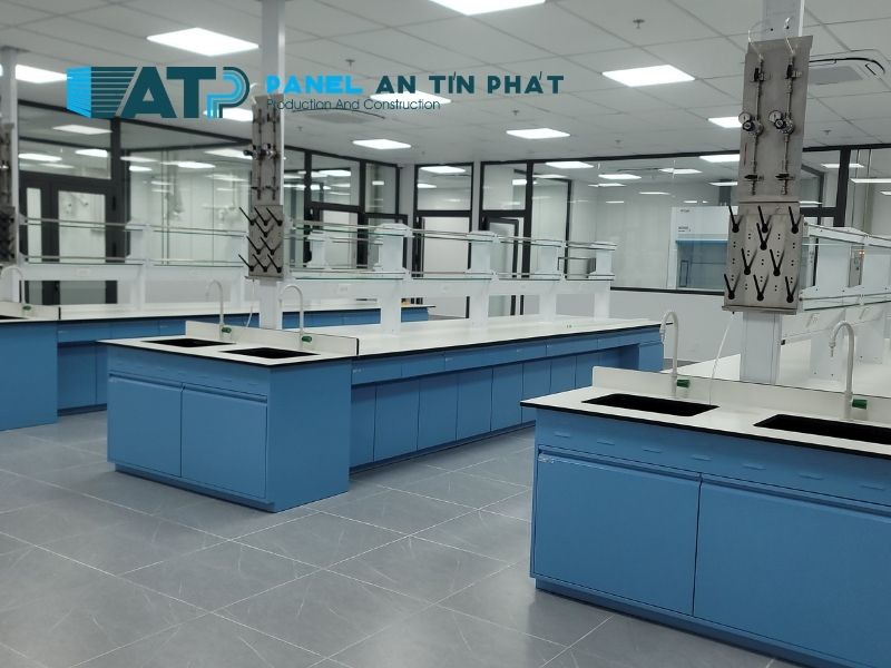 Panel An Tín Phát cung cấp vách panel phòng lab, nẹp, vít, keo, roan, cửa và kính quan sát theo bản vẽ công trình