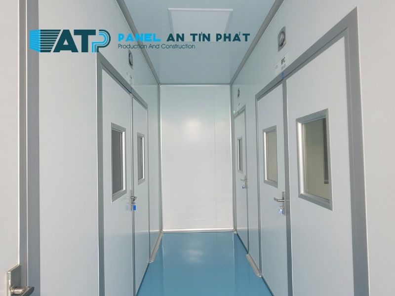 Hệ vách panel chống cháy gồm tấm panel, lõi vật liệu, bề mặt tôn, khung thép, nẹp, vít, keo, roan, cửa và mối nối