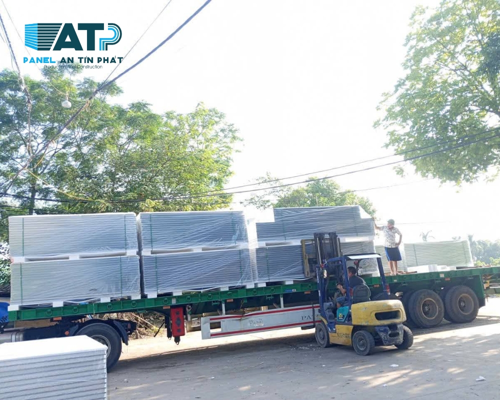 cảnh xe tải đang vận chuyển tấm vách ngoài vân đá cách nhiệt đến công trình