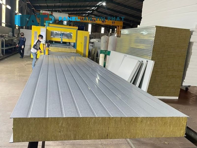 Panel Rockwool dùng cho vách ngăn cần hỗ trợ cách âm trong nhà xưởng và phòng máy